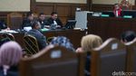 Infus Masih Menempel, Nadiem Jalani Sidang Kasus Chromebook