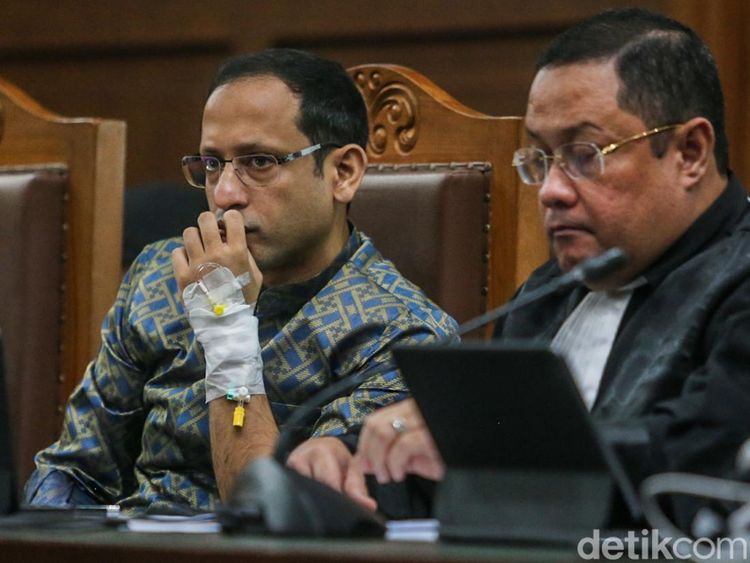 Infus Masih Menempel, Nadiem Jalani Sidang Kasus Chromebook