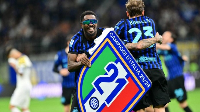 Inter Milans French forward #9 Marcus Thuram celebrates with teammates after winning their 21st scudetto following the Italian Serie A football match between Inter Milan and Parma at San Siro stadium in Milan, on May 3, 2026. (Photo by Stefano RELLANDINI / AFP)