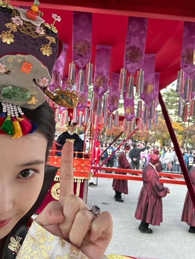 Momen di balik layar yang dibagikan IU dan Byeon Woo Seok di Instagram tak kalah gemas. Pasangan drama Korea Perfect Crown seolah menepis anggapan penonton yang menyebut chemistry mereka kurang romantis dan meyakinkan. Foto: dok. MBC
