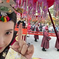 Momen di balik layar yang dibagikan IU dan Byeon Woo Seok di Instagram tak kalah gemas. Pasangan drama Korea Perfect Crown seolah menepis anggapan penonton yang menyebut chemistry mereka kurang romantis dan meyakinkan. Foto: dok. MBC