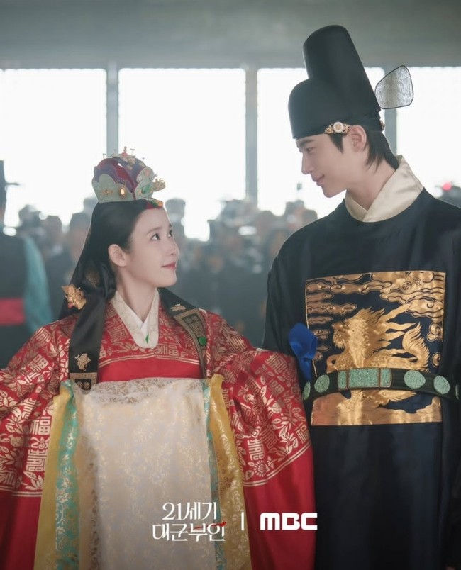 Banyak penonton yang terpana melihat vibes pernikahan klasik dan mewah itu. Netizen Korea pun bangga setelah menyadari adegan pernikahan IU dan Byeon Woo Seok viral mendapat perhatian dari mancanegara. Budaya kerajaan Korea Selatan semakin dikenal luas oleh publik. Foto: dok. MBC