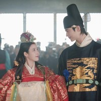 Banyak penonton yang terpana melihat vibes pernikahan klasik dan mewah itu. Netizen Korea pun bangga setelah menyadari adegan pernikahan IU dan Byeon Woo Seok viral mendapat perhatian dari mancanegara. Budaya kerajaan Korea Selatan semakin dikenal luas oleh publik. Foto: dok. MBC