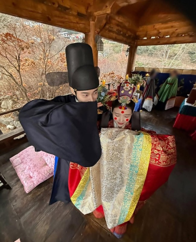 Rating episode yang menampilkan kehidupan pernikahan IU dan Byeon Woo Seok meraih rating tertinggi, tembus menyentuh angka 11,2%. Penggemar dapat menantikan episode terbaru Perfect Crown yang tayang setiap hari Jumat dan Sabtu pukul 21.20 WIB di Disney+ Hotstar. Foto: dok. MBC