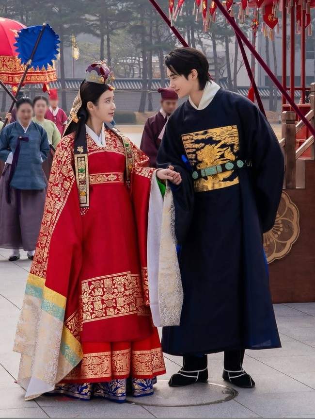 IU dan Byeon Woo Seok lagi-lagi menghebohkan penggemar dengan adegan romantis mereka. Pasangan drama Korea Perfect Crown itu ‘resmi’ menikah setelah melangsungkan royal wedding berkonsep tradisional. Foto: dok. MBC