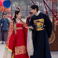 IU dan Byeon Woo Seok lagi-lagi menghebohkan penggemar dengan adegan romantis mereka. Pasangan drama Korea Perfect Crown itu ‘resmi’ menikah setelah melangsungkan royal wedding berkonsep tradisional. Foto: dok. MBC