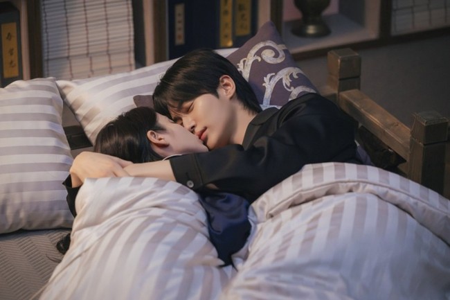 Ciuman bibir yang diberikan IU dibalas dengan kecupan manis di dahi dari Byeon Woo Seok. Keduanya tertidur pulas dalam pelukan, membuat penonton auto meleleh. Foto: dok. MBC