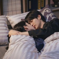 Ciuman bibir yang diberikan IU dibalas dengan kecupan manis di dahi dari Byeon Woo Seok. Keduanya tertidur pulas dalam pelukan, membuat penonton auto meleleh. Foto: dok. MBC