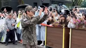 Dalam video yang dirilis SM Entertainment, kamu bisa mendengar suara teriakan NCTzen menyambut Jaehyun. Udah kangen banget, tuh! (Foto: dok. SM Entertainment)