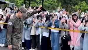 Pelantun Roses itu dijemput fans yang berdiri teratur di belakang barikade. (Foto: dok. SM Entertainment)