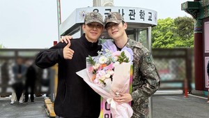 Selama 18 bulan Jaehyun menjalankan tugas sebagai personel band militer. Pada hari terakhir, dia dilepas Jungwoo yang akan bebas wamil bulan depan. (Foto: dok. SM Entertainment)