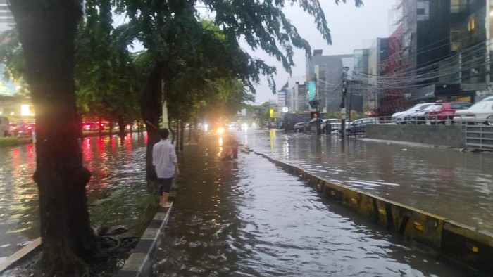 Jalan depan Gandaria City Jaksel banjir