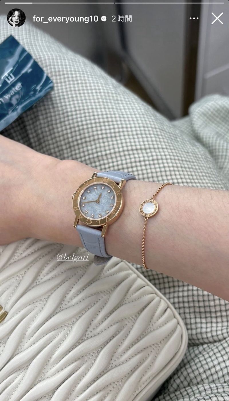 Jang Wonyoung IVE pamer jam tangan Bvlgari.