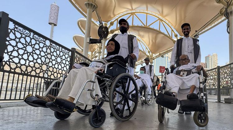 Jasa Kursi Roda Resmi Jadi Andalan Jamaah di Masjidil Haram