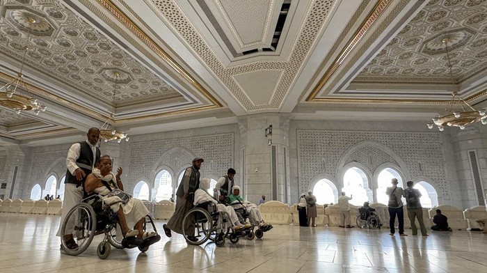 Petugas Penyelenggara Ibadah Haji mendata jamaah calon haji yang akan memakai jasa pendorong kursi roda di Masjidil Haram, Makkah, Arab Saudi, Minggu (3/5/2026). Kementerian Haji dan Umrah mengimbau jamaah untuk menggunakan jasa petugas pendorong kursi roda resmi demi keamanan serta kepastian harga dengan tarif yang telah ditetapkan sebesar 300 riyal Arab Saudi (SAR) untuk masa pra puncak haji dan 350 SAR pada pasca puncak haji. ANTARA FOTO/Citro Atmoko/sgd