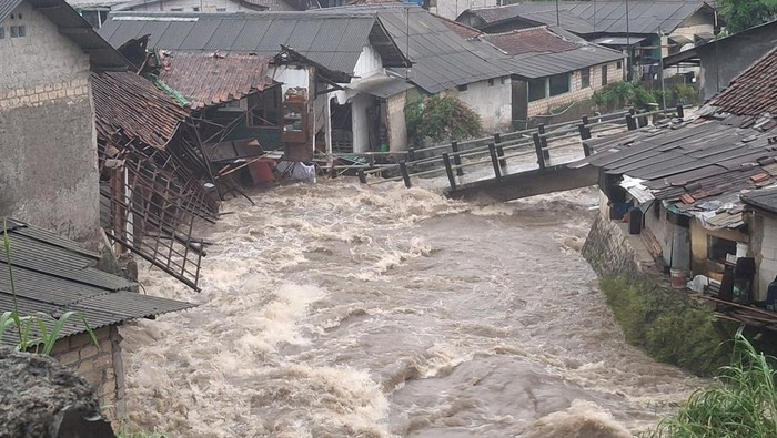 Jembatan ambruk usai tergerus aliran Kali Cikaret