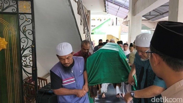 Jenazah Istri Abu Bakar Baasyir, Aisyah (Ummi Ichun), saat diangkat ke masjid untuk di salatkan, di Pondok Pesantren Islam Al-Mukmin Ngeruki, Desa Cemani, Kecamatan Grogol, Kabupaten Sukoharjo, Senin (4/5/2026).