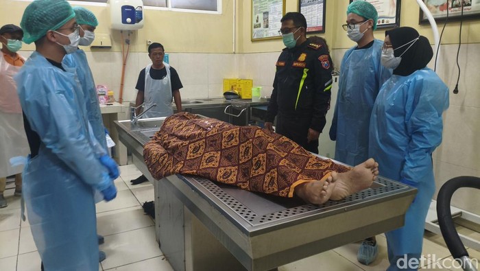 Jenazah Kades Buncitan Sidoarjo dievakuasi ke RS Bhayangkara