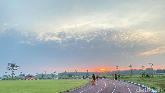 Joging dengan View Sunrise dan Gunung Wilis di Gelora Bung Sumardji Nganjuk