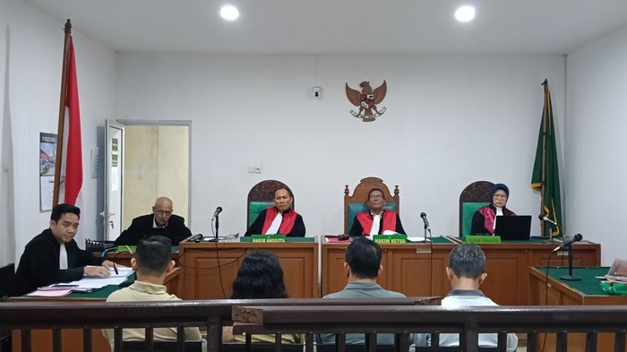 JPU menunjukkan barang bukti Sajam yang digunakan pelaku saat kejadian