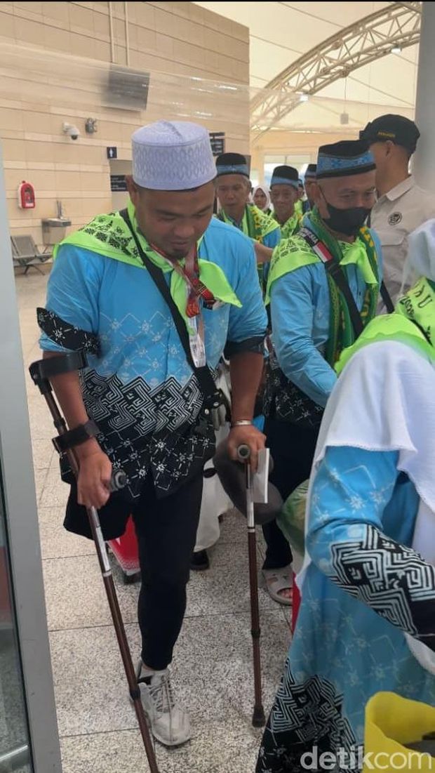 Jufriadi, jemaah haji disabilitas Jufriadi, jemaah haji disabilitas yang berangkat haji menggantikan almarhum ayah.