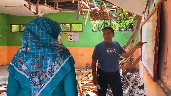 Kadis Pendidikan Deden Sumpena saat memonitor lokasi SSN Ciganas yang ambruk