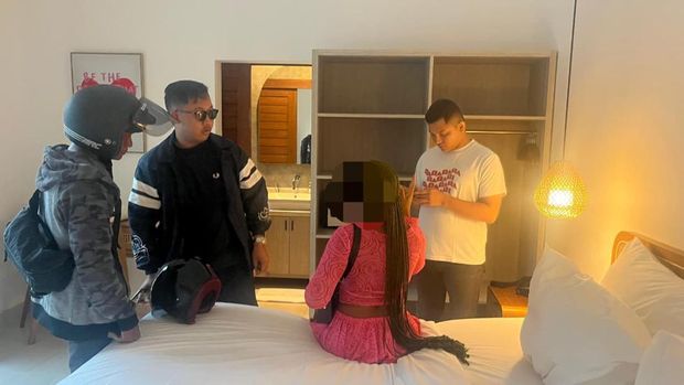 Kantor Imigrasi Kelas I TPI Denpasar menangkap salah satu perempuan asing yang diduga melanggar izin tinggal dengan menawarkan jasa seks online di Bali. (Foto: Dok. Istimewa) Kantor Imigrasi Kelas I TPI Denpasar menangkap salah satu perempuan asing yang diduga melanggar izin tinggal dengan menawarkan jasa seks online di Bali. (Foto: Dok. Istimewa)