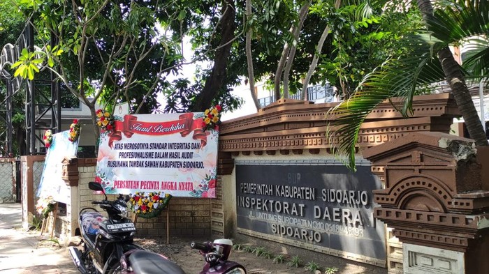 Kantor Inspektorat Sidoarjo mendapatkan kiriman karangan bunga yang mengkritik