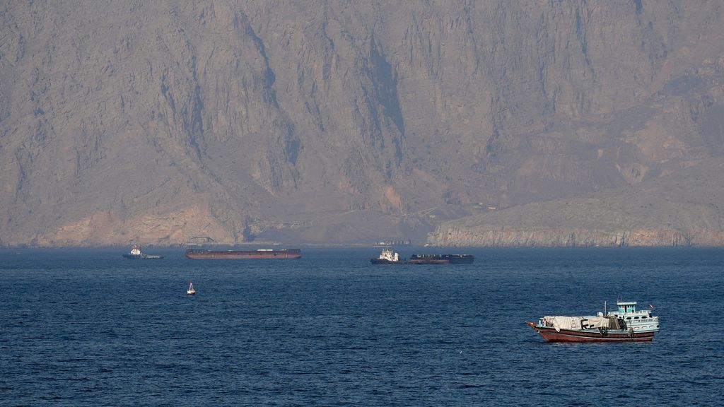 Kapal dan tanker di Selat Hormuz di lepas pantai Musandam, Oman, Senin (4/5/2026) Kapal dan tanker di Selat Hormuz di lepas pantai Musandam, Oman, Senin (4/5/2026). (REUTERS/Stringer)