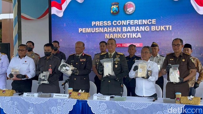 Kapolda Jatim Irjen Nanang Avianto bersama Forkopimda menunjukkan barang bukti temuan puluhan kilogram kokain saat konferensi pers