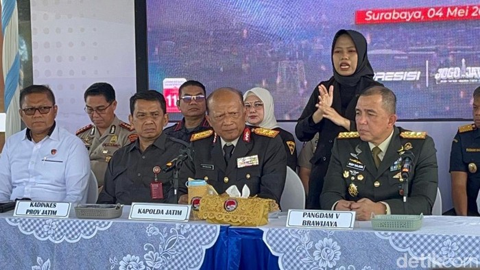 Kapolda Jatim Irjen Nanang Avianto bersama Forkopimda menunjukkan barang bukti temuan puluhan kilogram kokain saat konferensi pers