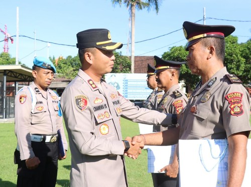 Kapolres Gianyar AKBP Chandra C. Kesuma memberikan penghormatan untuk tiga personel yang purna tugas, Senin (4/5/2026)