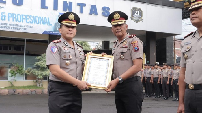 Kapolres Lamongan beri reward anggota yang berprestasi