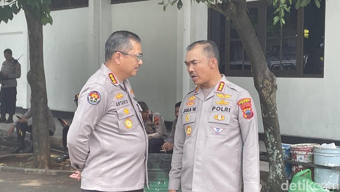 Kapolresta Pati Kombes Pol Jaka Wahyudi (kanan) bersama dengan Kabid Humas Polda Jateng, Kombes Pol Artanto ditemui di halaman Kantor Bupati Pati, Senin (4/5/2026).