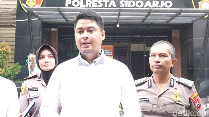 Kasatreskrim Polresta Sidoarjo AKP Siko Sesaria Putra Suma saat menjelaskan soal temuan polisi atas kematian Kades Buncitan, Sidoarjo.