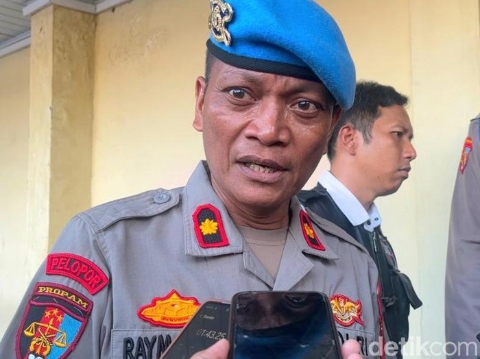 Kasi Propam Polrestabes Medan Kompol Raymond Hutagalung saat diwawancarai di Polrestabes Medan. (Foto: Finta Rahyuni/detikSumut)