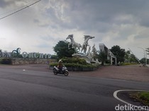 Teror Monyet Ekor Panjang Ukuran Besar Resahkan Warga Mojolangu Malang