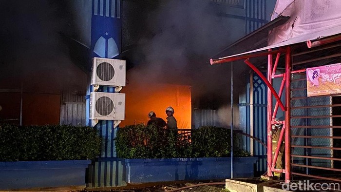 Kebakaran di Metro Park Center, Kecamatan Semarang Selatan, Kota Semarang, Senin (4/5/2026) malam.
