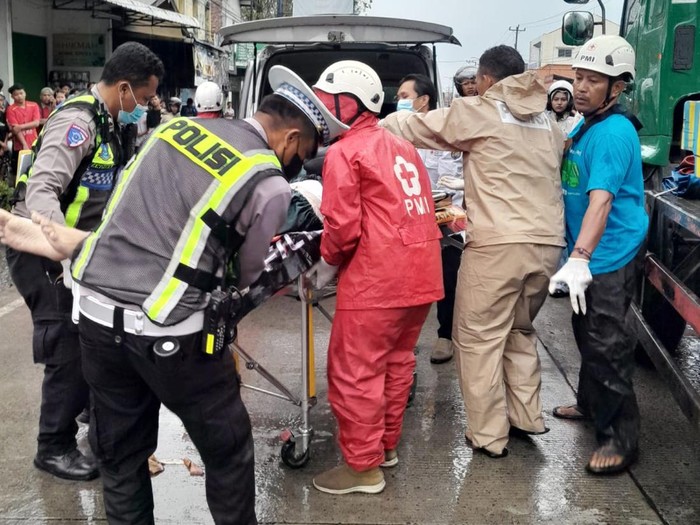 Proses evakuasi jenazah pemotor yang tewas terlindas truk trailer di Jalan Soekarno-Hatta, Desa/Kecamatan Cepiring, Kendal, Senin (4/5/2026).