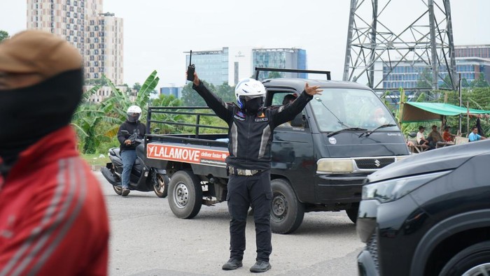 Kemacetan parah yang terjadi di jembatan Kanal Banjir Timur (KBT) perbatasan Jakut dan Kota Bekasi. Polisi mengungkap penyebab kemacetan parah tersebut. (Dok. Istimewa)