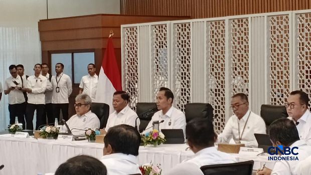 Kementerian Koordinator (Kemenko) Bidang Infrastruktur dan Pembangunan Kewilayahan menggelar rapat koordinasi (rakor) bersama jajaran kementerian dan lembaga serta kepala daerah untuk membahas perlindungan pesisir pantai utara (Pantura Jawa, Senin (4/5/2026). (CNBC Indonesia/Chandra Dwi Pranata)