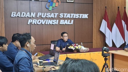 Kepala BPS Bali Agus Gede Hendrayana Hermawan saat rilis berita resmi statistik di Kantor BPS Bali, Senin (4/5/2926).