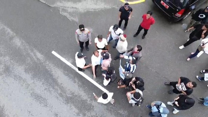 Ketegangan antara sejumlah jurnalis dan aparat kepolisian di depan kantor Pemkot Batam. (Istimewa)