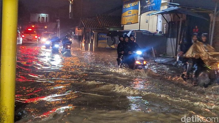 Kondisi genangan banjir di Jalan Raya Ciseah, Kampung Ciseah Mekar, Desa Pameuntasan, Kecamatan Kutawaringin, Senin (4/5/2026) malam.