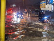 Banjir Rendam Jalan Ciseah Kutawaringin Bandung