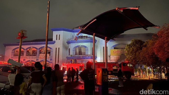 Kondisi Metro Sport Center di Kecamatan Semarang Selatan, Kota Semarang, usai terbakar, Senin (4/5/2026) malam.