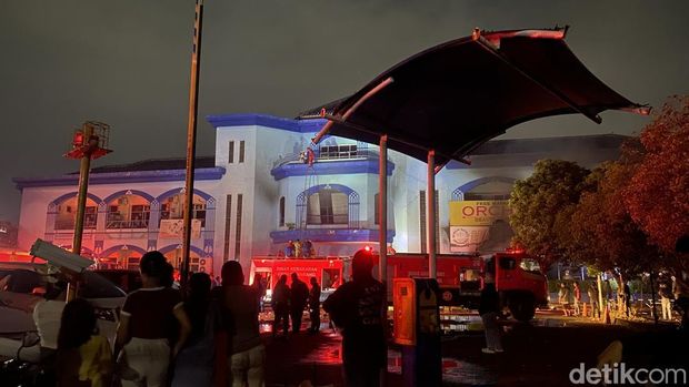 Kondisi Metro Sport Center di Kecamatan Semarang Selatan, Kota Semarang, usai terbakar, Senin (4/5/2026) malam. Kondisi Metro Sport Center di Kecamatan Semarang Selatan, Kota Semarang, usai terbakar, Senin (4/5/2026) malam.