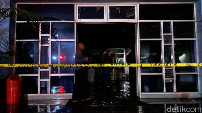 Kondisi Metro Sport Center di Kecamatan Semarang Selatan, Kota Semarang, usai terbakar, Senin (4/5/2026) malam.