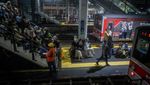 Saat KRL Terganggu Petir, Penumpang Tertahan di Tanah Abang