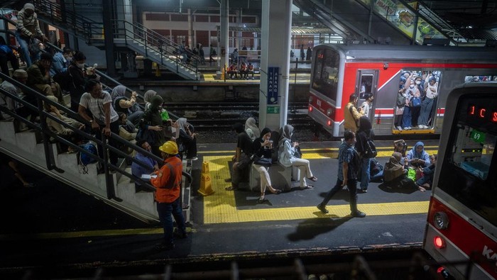 Sejumlah penumpang menunggu keberangkatan kereta rel listrik (KRL) di Stasiun Tanah Abang, Jakarta, Senin (4/5/2026). Ratusan penumpang terdampak gangguan KRL akibat perjalanan rute Tanah Abang-Rangkasbitung atau Green Line mengalami gangguan karena 